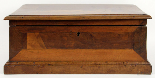 Scatola in vari legni, cm 13,5x32x24,5, inizi XX secolo, (difetti)
