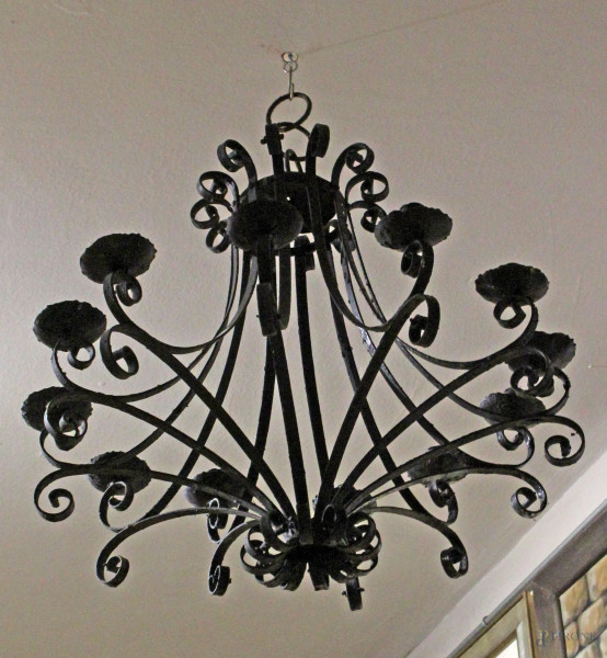Lampadario in ferro battuto a dodici luci, altezza cm. 63 circa, fine XIX secolo.