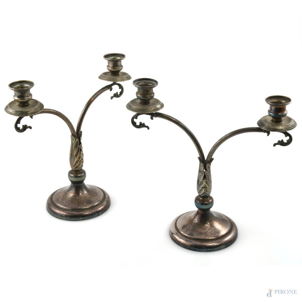 Coppia di candelieri a due fiamme in argento, altezza cm 23, peso complessivo lordo gr 450