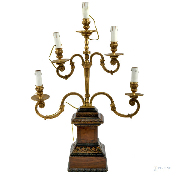 Candelabro a cinque luci montato a lampada da tavolo in bronzo dorato e legno intagliati e cesellati, XX secolo, cm 66,5x 44,5x 12,5, (segni di usura)