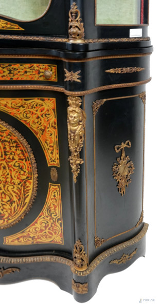 Credenza con vetrina in stile Boulle, in legno ebanizzato con intarsi in metallo dorato, cm h 224...