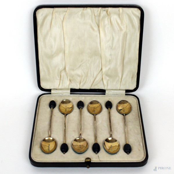 Set di sei cucchiaini in argento inglese con particolari smaltati, finali a forma di chicco di caffè, inizi XX secolo, entro custodia originale, gr.50
