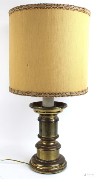 Lampada da tavolo in metallo dorato con paralume in stoffa, altezza cm. 64,5