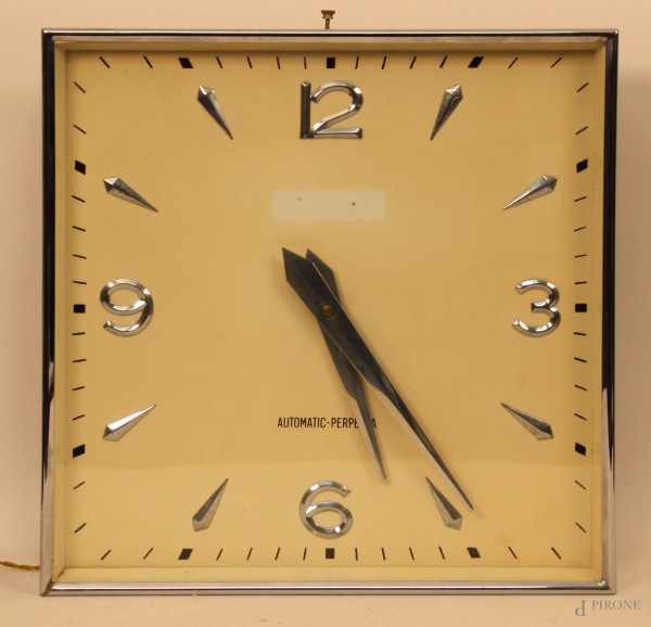 Orologio da muro con cassa in metallo cromato, cm 40 x 40.