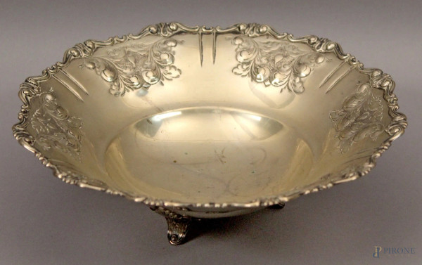 Alzata centrotavola di linea tonda centinata in argento, H 8 cm, diametro 24 cm, gr. 280.