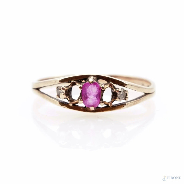 Anello in oro basso centrato da radice di rubino ovale e due brillantini, peso gr.1,9, misura 16.