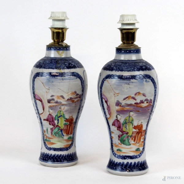 Coppia di vasetti montati a lampada in porcellana dipinta,  raffiguranti paesaggi con figure, Cina, XX secolo, cm h 32, (un vasetto reca restauri e difetti).