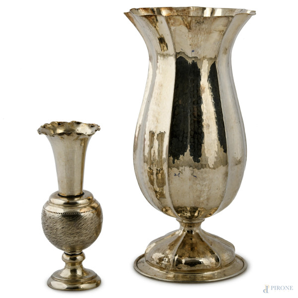 Lotto di due vasi portafiori in argento 800/000, XX secolo, altezza massima cm 20, peso complessivo gr 330