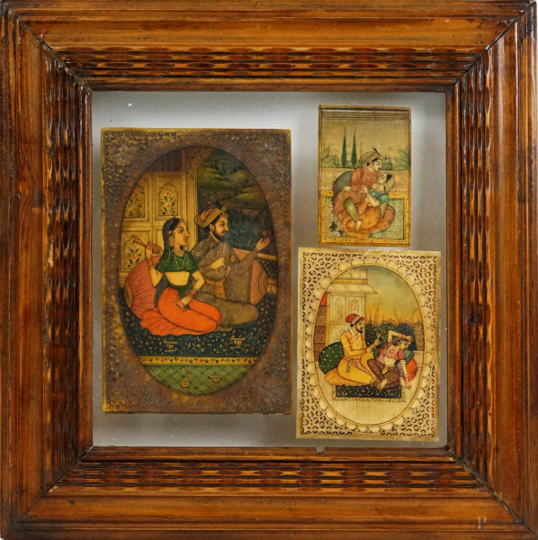 Scene d'intimità, tre piccole miniature indiane dipinte a mano, misure max cm 15x10, XX secolo, entro un'unica cornice.