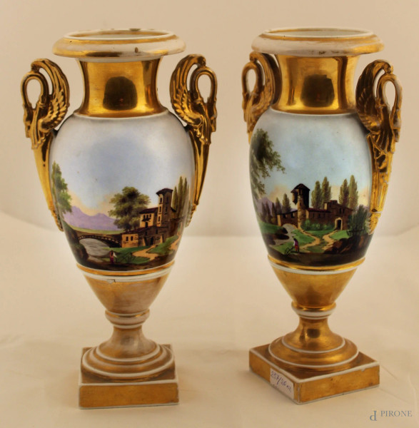 Coppia di vasi Impero in porcellana a decoro di paesaggi e anse a cigni. h. 30 cm