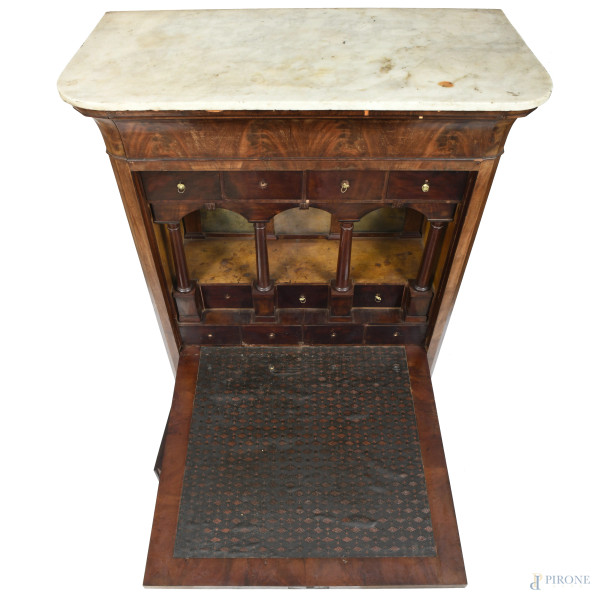 Secretaire impiallacciato in piuma di mogano con copertura apicale in marmo. XIX secolo, cm 167x1...