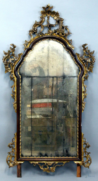 Specchiera veneziana del XVIII secolo, in legno intagliato e dorato, cornice sagomata e scolpita a roccailles, cm h160x86, (restauri, parti sostituite)