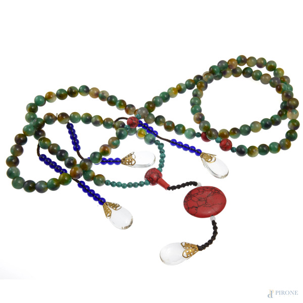 Collana in giada, vetro e pietre dure, lunghezza cm 160, (segni di usura)