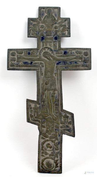 Croce in bronzo e smalti, Russia, seconda del metà XIX secolo, con iscrizioni al retro, cm 34,5x17,5