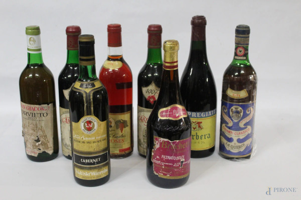 Lotto composto da otto bottiglie di vino diverse.