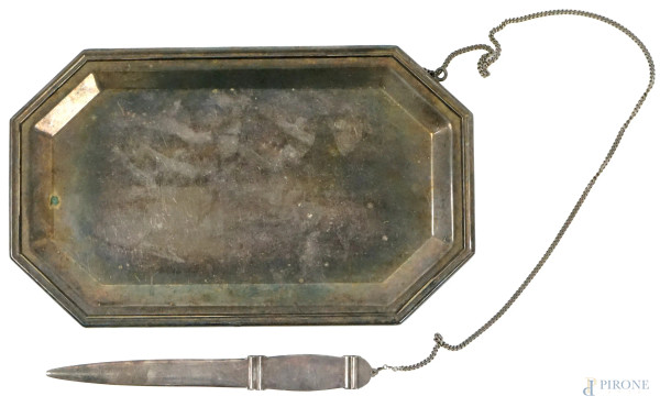 Lotto composto da un vassoio ed un tagliacarte in argento, misure max cm 25x15,5, peso gr. 350, (segni del tempo).
