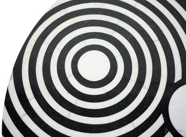 Tavolino in marmo nero e bianco, piano circolare con disegni a cerchi concentrici, diametro cm 64...