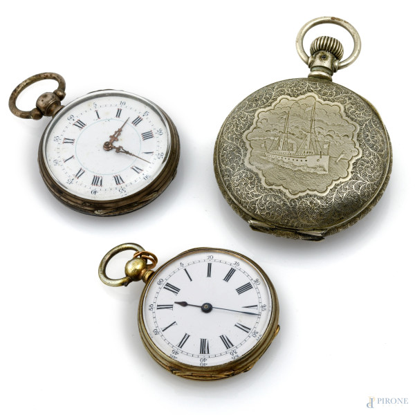 Lotto di tre orologi da tasca , XX secolo, misure massime cm 5,5, (da revisionare)