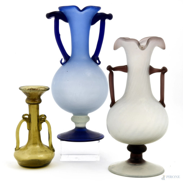 Lotto composto da tre vasi in vetro: due in vetro satinato nei toni del blu e del viola  con orlo mosso a tulipano e un piccolo vaso in vetro nei toni del giallo, XX secolo, altezza massima cm 27,5, (usura del tempo)