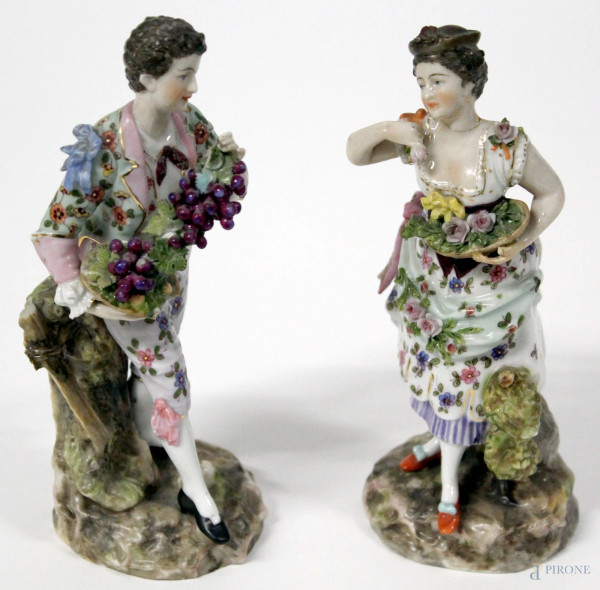 Dama e cavaliere, coppia di sculture in porcellana policroma, marcate Dresda, H 16 cm.