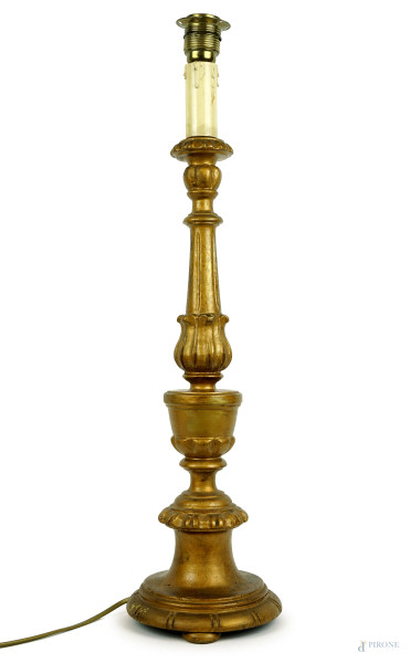 Torcere trasformato a lampada in legno intagliato e dorato, cm h 77, XX secolo, (difetti).
