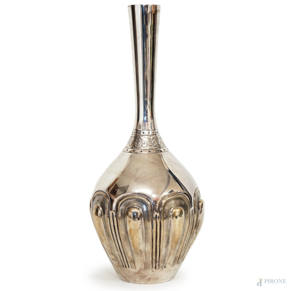 Vaso cesellato in argento, corpo baccellato e collo lungo, manifattura italiana, XX secolo, cm h 34,8, peso gr. 520 (lievi difetti)