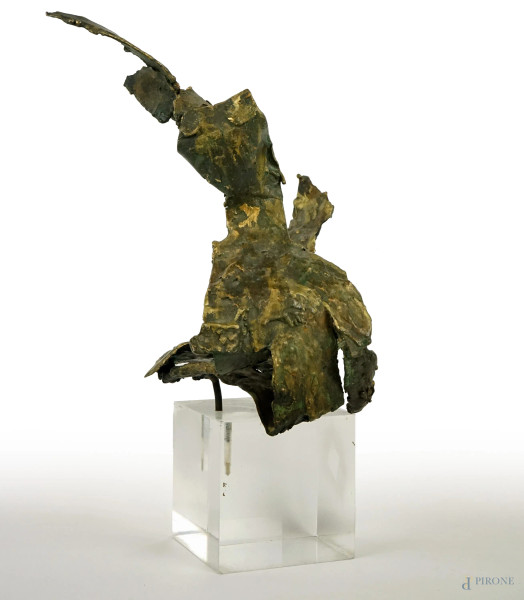 Senza titolo, scultura in bronzo dorato, cm h 29, XX secolo, poggiante su base cubica in plexiglass
