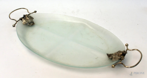 Antipastiera di linea ovale in vetro fum&#232;, con manici in metallo, cm 52x28.