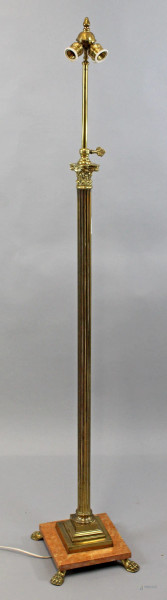 Lampada da terra a quattro luci in ottone, fusto a colonna, base in marmo poggiante su quattro zampe ferine, altezza cm 161, inizi XX secolo