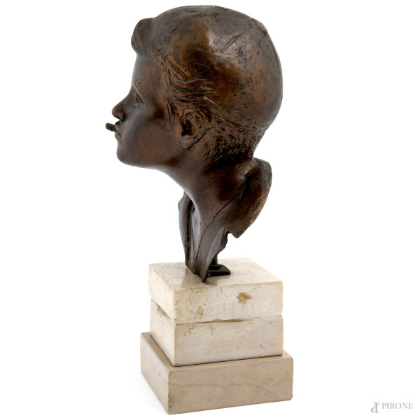 Scultura in bronzo su base in marmo raffigurante scugnizzo, XX secolo, altezza cm 31,5