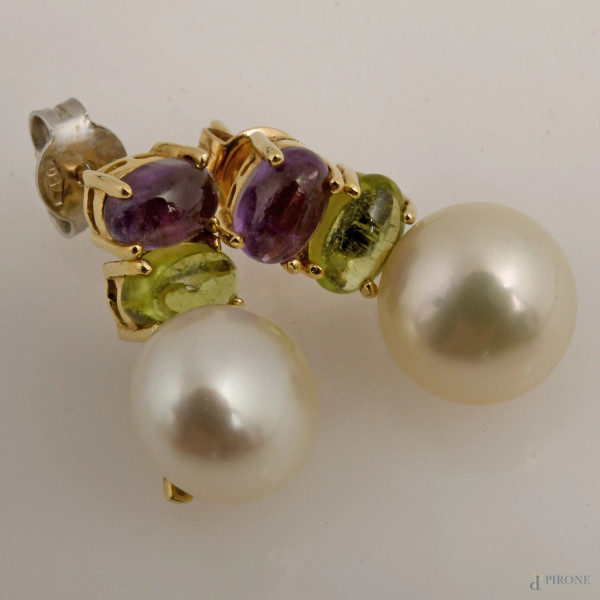 Coppia di orecchini in oro 18 kt con perle e cabochon di pietre colorate, lunghezza cm 2, peso complessivo gr 4,5