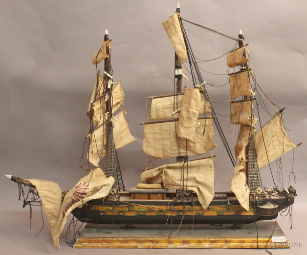 Modellino di fregata spagnola, XVIII sec., H circa 50 cm.