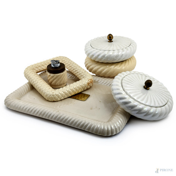 Lotto di oggetti in ceramica Barbi composto da tre portabombon, un accendino da tavolo, una cornice e un vassoio, , XX secolo, misura massima