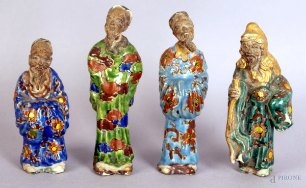 Lotto di quattro saggi cinesi in terracotta smaltata e dipinta, Cina XIX secolo, misura max 12 cm, (difetti e restauri).
