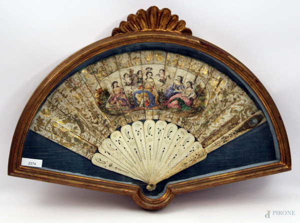 Antico ventaglio in avorio e carta dipinta a soggetto di figure, XIX sec.