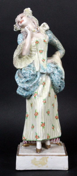 Figura di giovane dama, scultura in porcellana policroma, cm 26x9x9, manifattura Capodimonte, marcata N coronata sotto la base