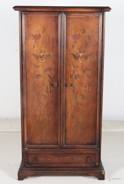 Armadio a doppia anta e un cassetto in noce con decorazioni dipinte a motivi floreali, XX secolo, cm 128,5x67,5x36,5, (segni di usura, scalfiture, difetti)