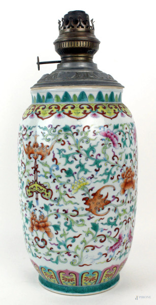 Vaso cinese montato a lampada, in porcellana policroma a decoro di fiori, altezza cm. 39, Cina, XX secolo.