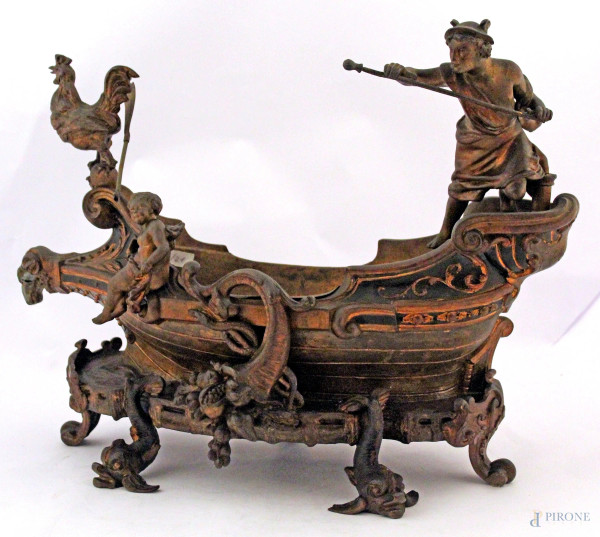 Fioriera a forma di barca in metallo brunito con particolari dorati con figure, primi 900, h.40x50x35 cm