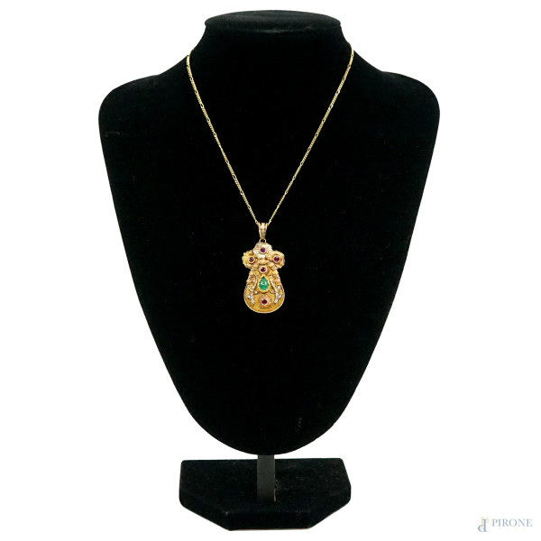 Collana in oro 18 kt con ciondolo a forma di goccia sormontata da tre fiori impreziosito da pietr...