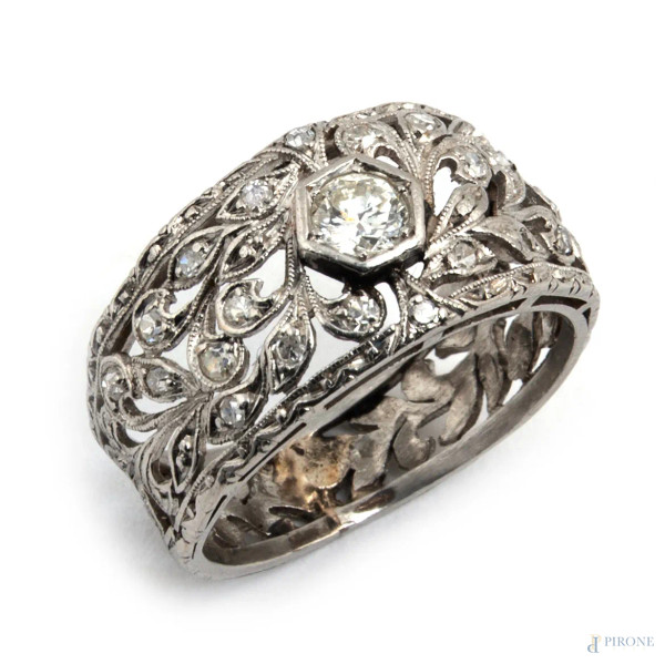 Anello in platino con centrale di diamante, misura 14, peso lordo complessivo gr 5,6