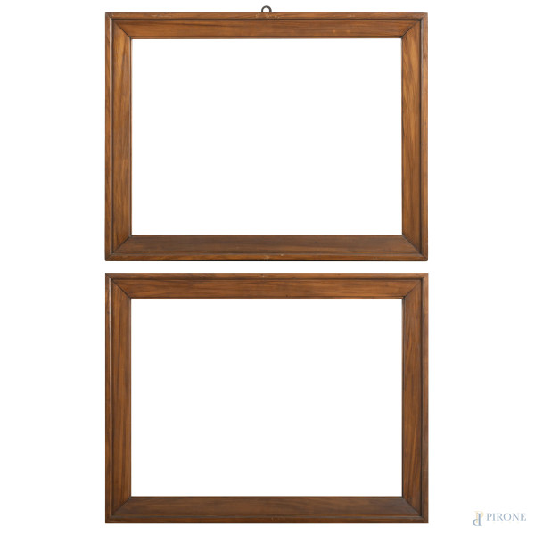 Coppia di cornici in noce, inizi del XX secolo, cm 56 x72,5, luce cm 44x60,5, (segni di usura, scalfiture, graffi, difetti)