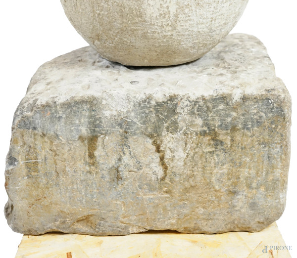 Acquasantiera in marmo, XVII secolo, altezza cm 96.5, diametro cm 43 (difetti)