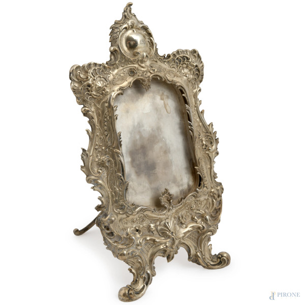 Cornicetta in argento cesellato e sbalzato a motivi vegetali e floreali, datata all'apice "3.II.1900", cm 28,5x16,5, battente cm 13,5x9,5, peso gr 580