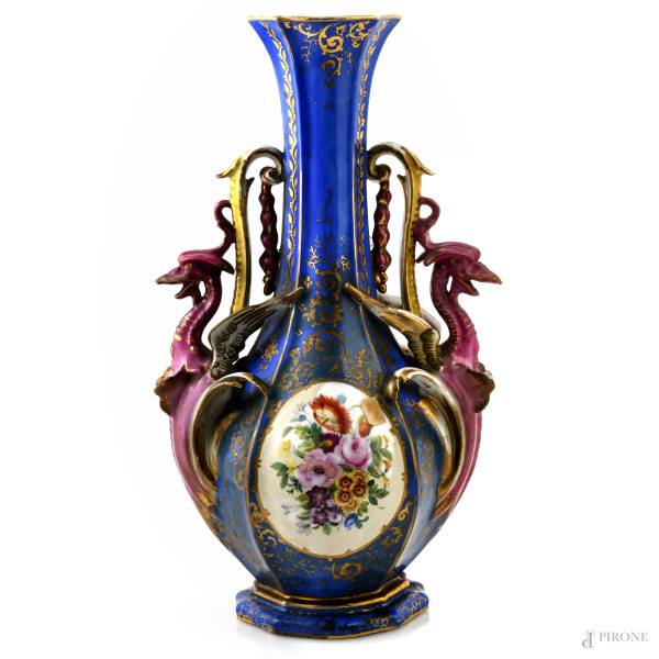 Vaso Luigi Filippo in porcellana policroma con anse a foggia di grifoni e decorato con scena galante e natura morta, XIX secolo, altezza cm 42, (segni di usura, rotture, scalfiture, difetti, restauri)