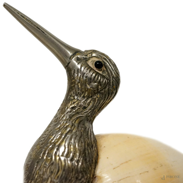 Lotto composto da due sculture in metallo argentato e conchiglia a foggia di volatili, Benazzi It...