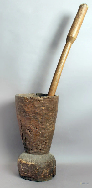 Grande mortaio in legno, Arte sudamericana, XX sec., H 51 cm, difetti.