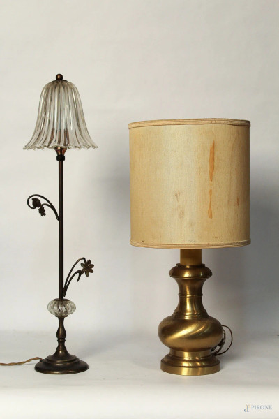 Lotto composto da due lampade da tavolo di epoche diverse, H massima 70 cm.