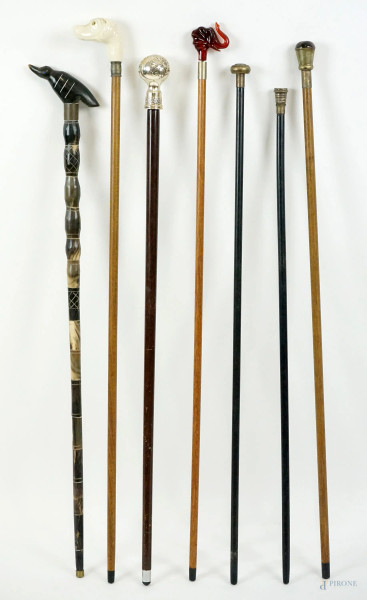 Lotto di sette bastoni da passeggio con manici in materiali diversi, XX secolo, (difetti)