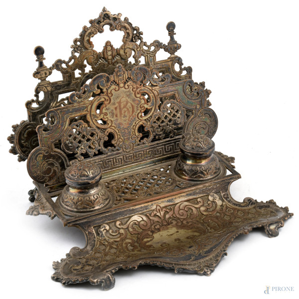 Servito da scrittoio in bronzo argentato, XX secolo, cm 26x34x26, (segni di usura)